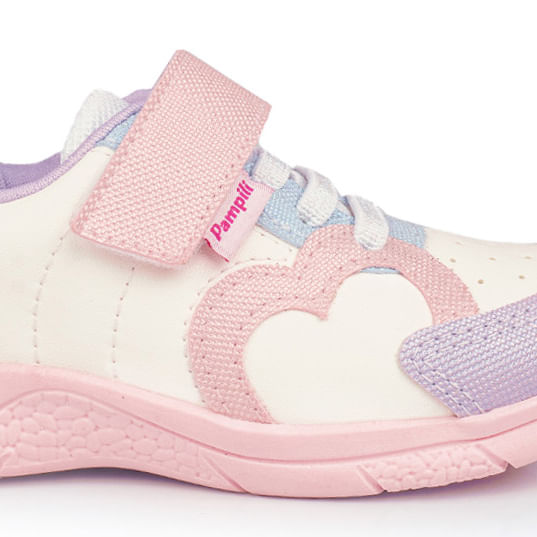 Detalhe do solado rosa antiderrapante do tênis infantil Pampili com design em forma de coração